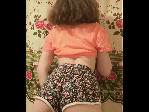 ❤️ Una ghjovana sexy si spoglia i pantaloncini davanti à a camera ☑ Porno à porn co.vegasservice.ru